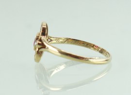 Antieke 18 karaat gouden ring met robijn en zaadparels