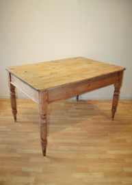 Antieke grenen tafel