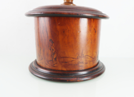 Antieke houten tabakspot met decoratie