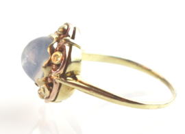 Vintage gouden ring met grote cabochon geslepen maansteen.