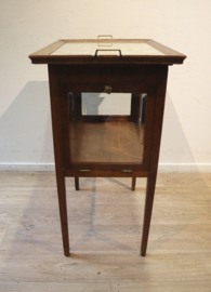 Antiek theekastje met dienblad