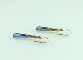 Antieke gouden oorbellen met blauwe steen