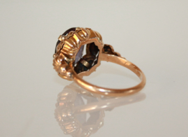 Vintage 18 karaat gouden ring met grote van kleur veranderende saffier