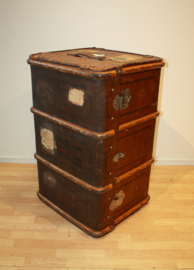 Antieke hutkoffer met houten banden