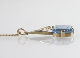 Art Deco gouden hanger blauwe spinel aan collier