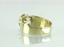 Gouden ring met grote groene saffier