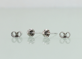 Witgouden oorknoppen met diamant