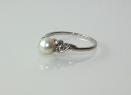 Vintage witgouden ring met cultivé parel en 8 single cut diamanten