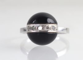 Witgouden ring met onyx en diamant