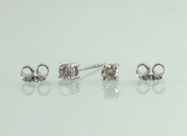 Witgouden solitair oorknoppen 18 karaat met diamant