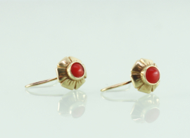 Vintage gouden oorbellen bloedkoraal