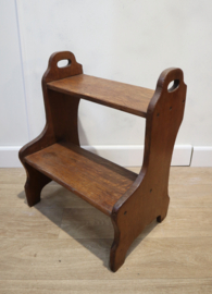 Antiek bibliotheektrapje