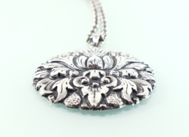 Zilveren Djokja hanger aan collier ca. 1930
