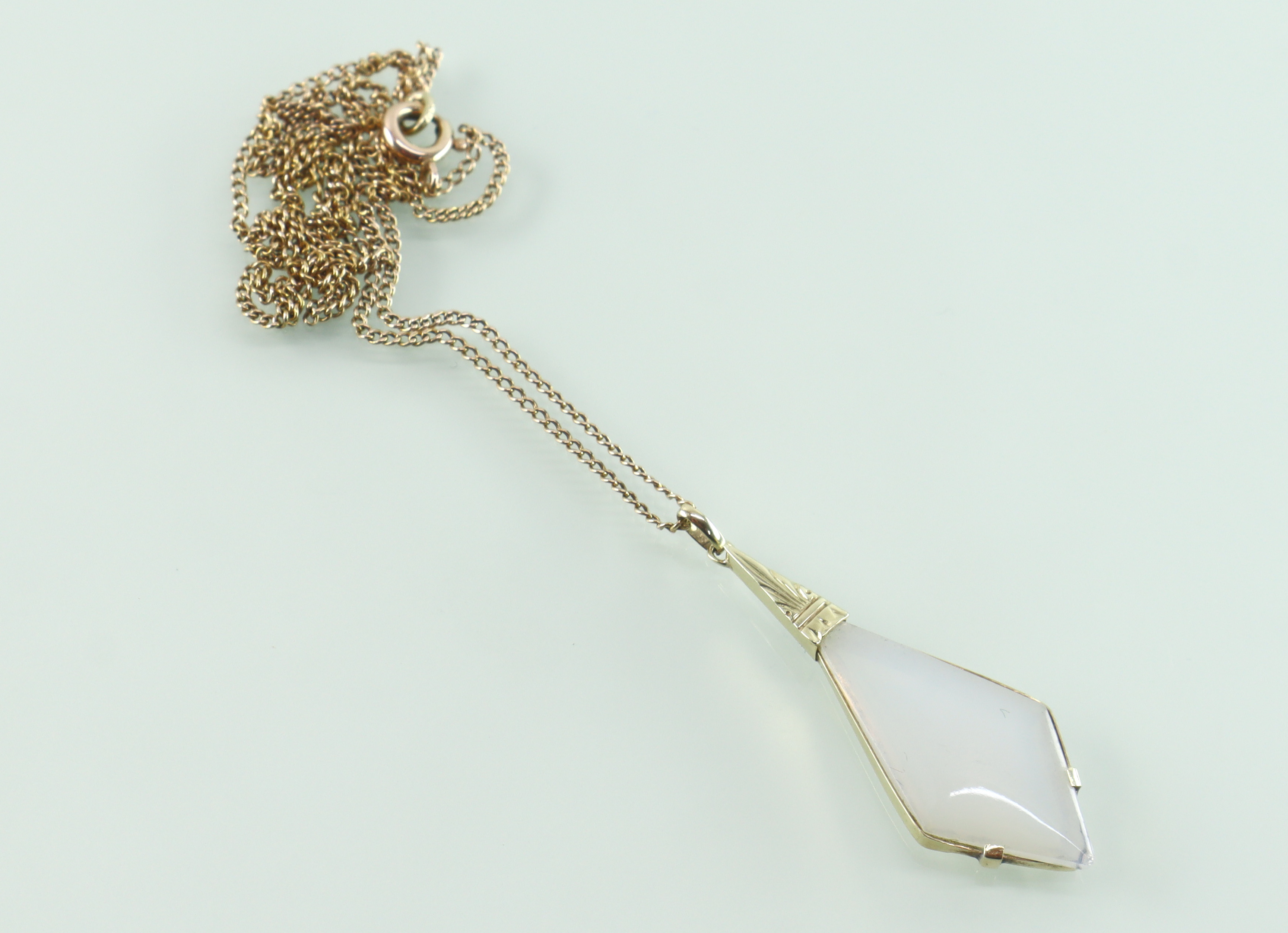 Art Deco gouden hanger maansteen aan collier