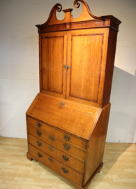 Antiek secretaire met boekenopstand, 18e eeuw.