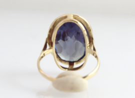 Gouden ring met kleur veranderende saffier