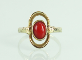 Vintage gouden ring met bloedkoraal