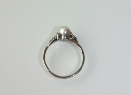Vintage witgouden ring met cultivé parel en 8 single cut diamanten