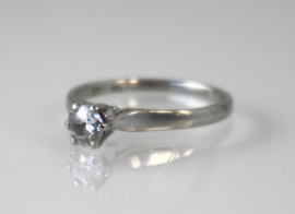 Vintage witgouden solitairring met oudslijpsel diamant