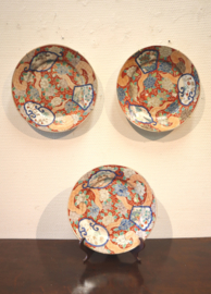 Drie antieke Imari porseleinen borden