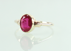 Antieke gouden ring met robijn