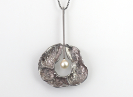 Grote organische zilveren hanger met parel aan collier