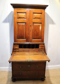Antieke Engelse secretaire met boekenopstand, 18e eeuw.