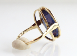 Gouden ring met kleur veranderende saffier
