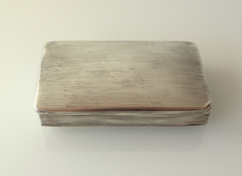 Antieke zilveren tabaksdoos met ribbeldecor, 1857