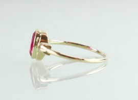 Antieke gouden ring met robijn