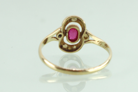 Antieke 18 karaat gouden ring met robijn en zaadparels
