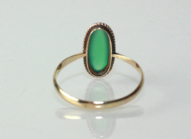 Antieke gouden ring met cabuchon geslepen groene edelsteen