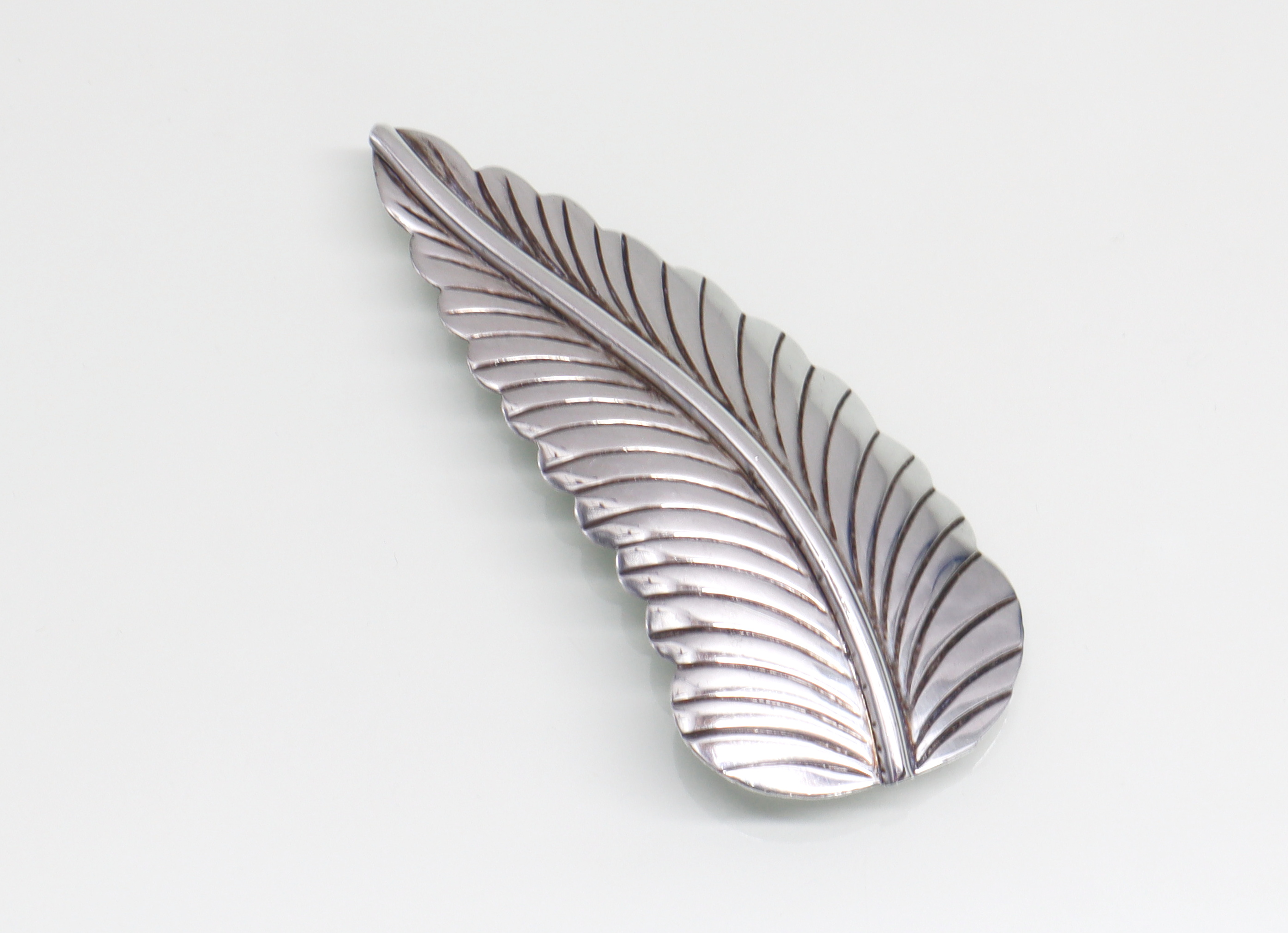 Zilveren hanger broche veer