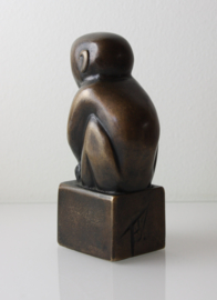 Bronzen sculptuur van een zittend aapje