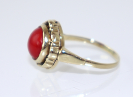 Vintage gouden ring met cabuchon geslepen bloedkoraal
