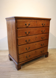 Antieke Engelse commode met schrijfcompartiment