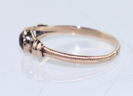 Antieke Nederlandse gouden ring met facetgeslepen granaat, 19e eeuw