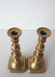 Set antieke koperen kandelaars met kaarsenschuif
