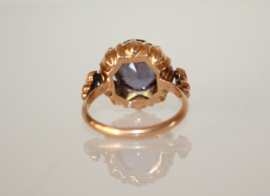 Vintage 18 karaat gouden ring met grote van kleur veranderende saffier