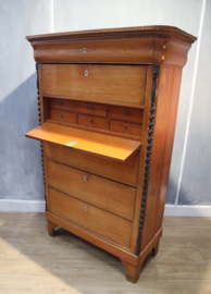 Antieke chiffonière met bureaugedeelte
