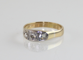 Antieke gouden ring met oudslijpsel diamant en roosdiamanten.