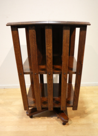 Antieke boekenmolen met leesplank