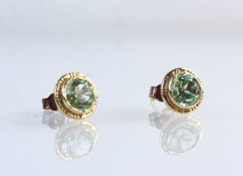 Bijzondere vintage gouden oorknoppen met annagroen glas