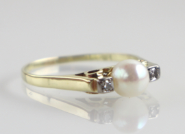 Vintage geelgouden ring met parel en twee diamantjes