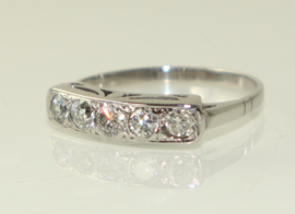 Witgouden Art Deco rijring met vijf oudslijpsel diamanten