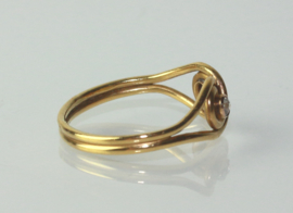 Antieke 20 karaat gouden ring met diamant en robijn