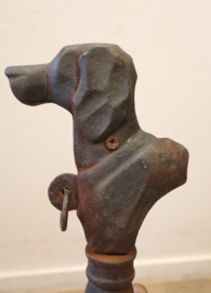 Antieke smeedijzeren hondenpaal