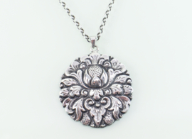 Zilveren Djokja hanger aan collier ca. 1930