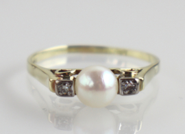 Vintage geelgouden ring met parel en twee diamantjes