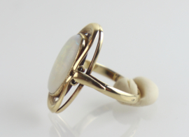 Vintage gouden ring met ovale opaal, jaren ’60.
